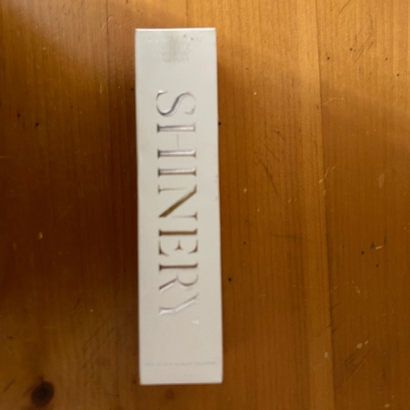 The Shinery Jewelry Radiance Wash and Illuminating Pom. - Picture 6 of 16